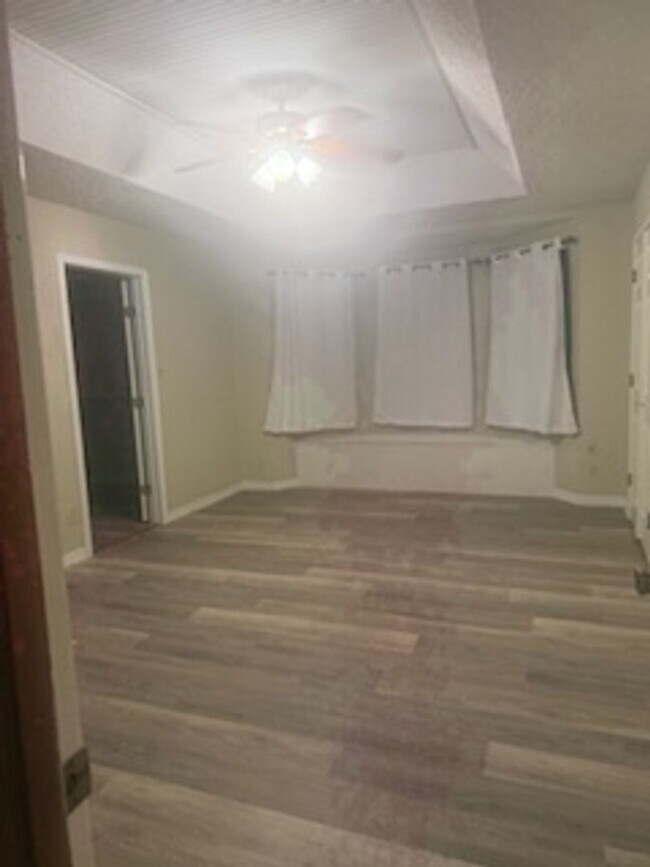 Building Photo - Country charm in this 3/2 in downtown Seld...