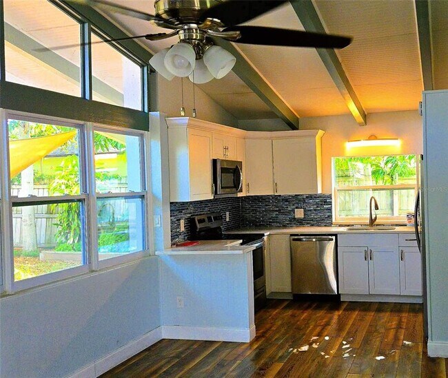 Building Photo - 415 Venetian Dr