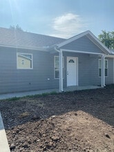 Building Photo - 421 S Tulip St