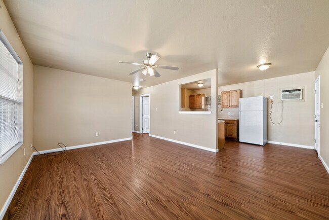 Building Photo - 1222 W Thorain Blvd