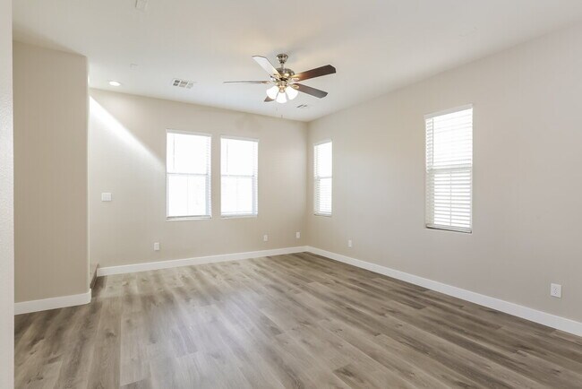 Foto del edificio - 6644 Weeping Pine St