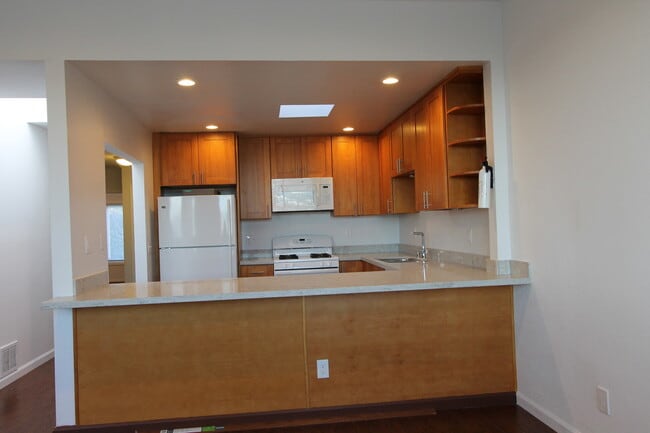 Building Photo - EPIC REA - Top Floor Unit - Panoramic View...