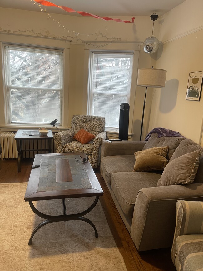 Building Photo - 829 Simpson St