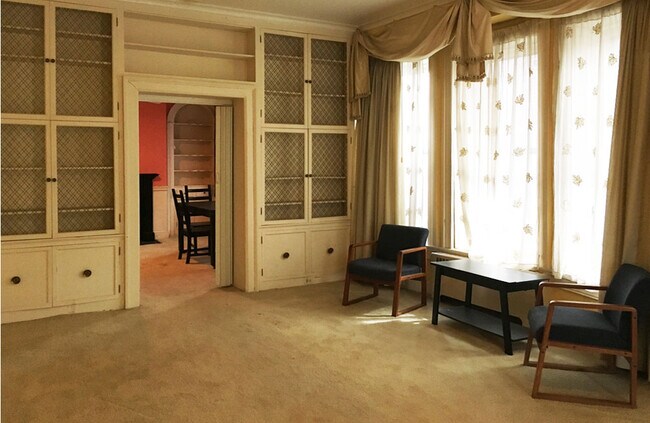 Sala de estar grande ~28'x15' - 275 S River St
