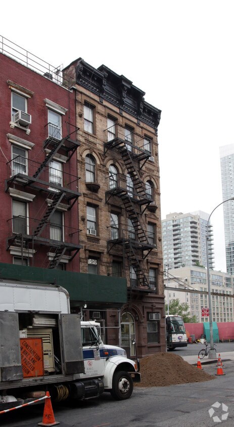 Building Photo - 408 W 39th St