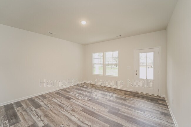 Building Photo - 912 S Spencer Ave