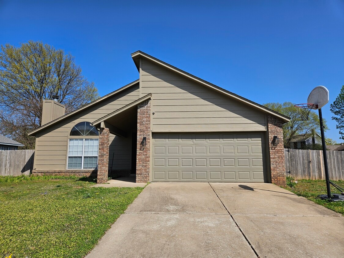 Foto principal - 6217 S Elm Ave