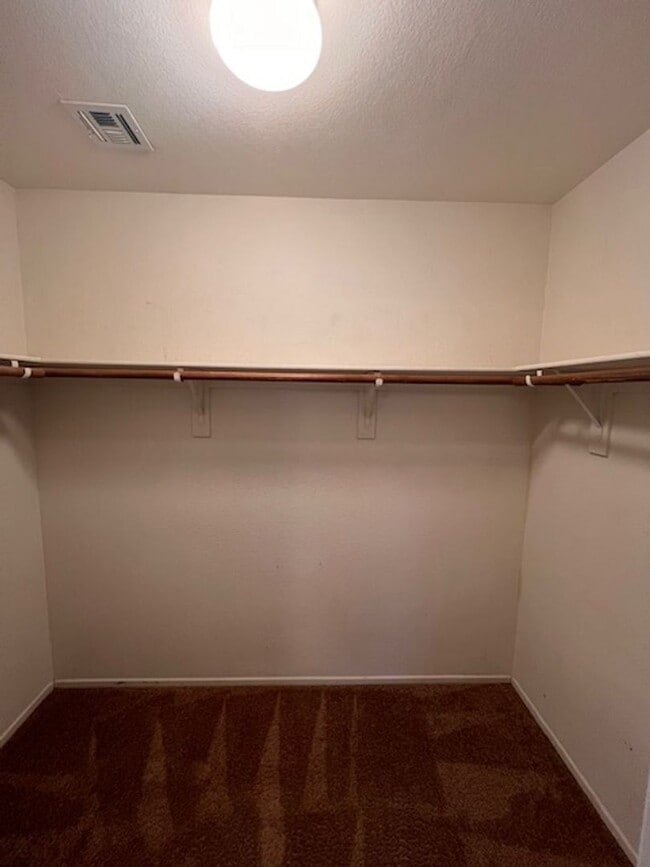 Building Photo - 3bed/2bath single story house with spaciou...