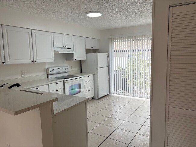 Foto del edificio - Newly remodeled 2/2 condo Winter Park  $300. incentive for move in by 2/15/2025