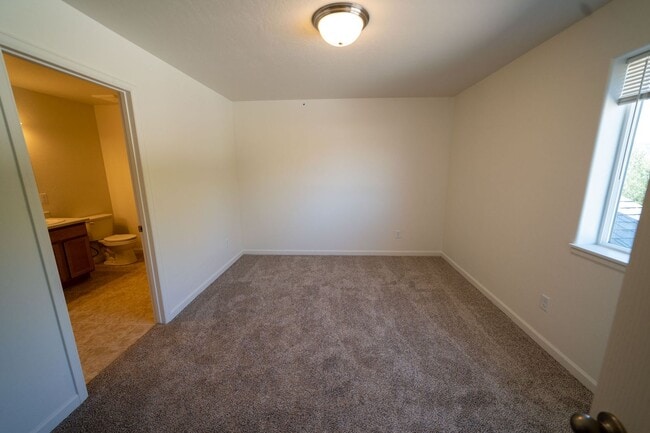 Foto del edificio - Perfect timing for fall semester! 3 Bedroom 1 1/2 Bath Townhome with Garage
