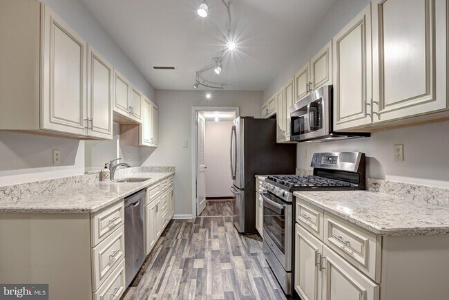 Foto del edificio - 5906 Cove Landing Road Unit 102