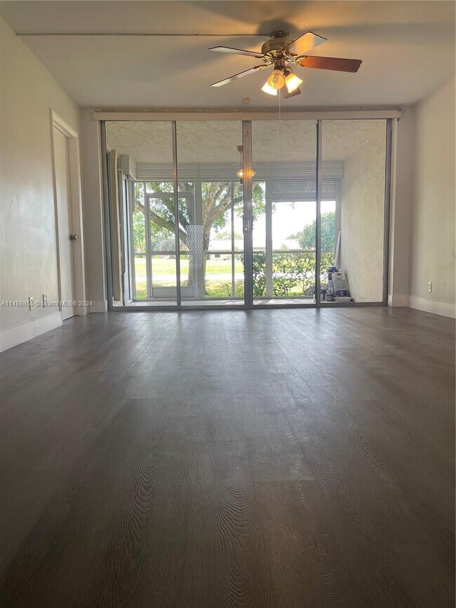 Building Photo - 9510 Seagrape Dr