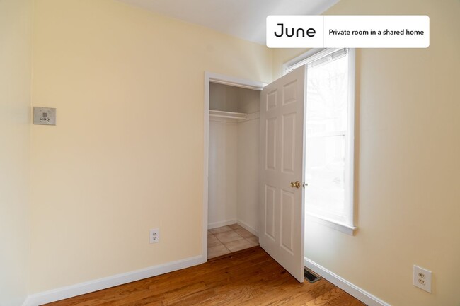 Foto del edificio - Private bedroom in 3 bed/2 bath Home