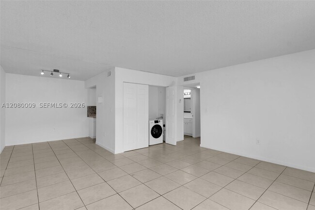 Building Photo - 7100 Fairway Dr