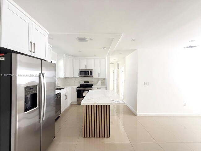 Foto del edificio - 631 NE 171 St