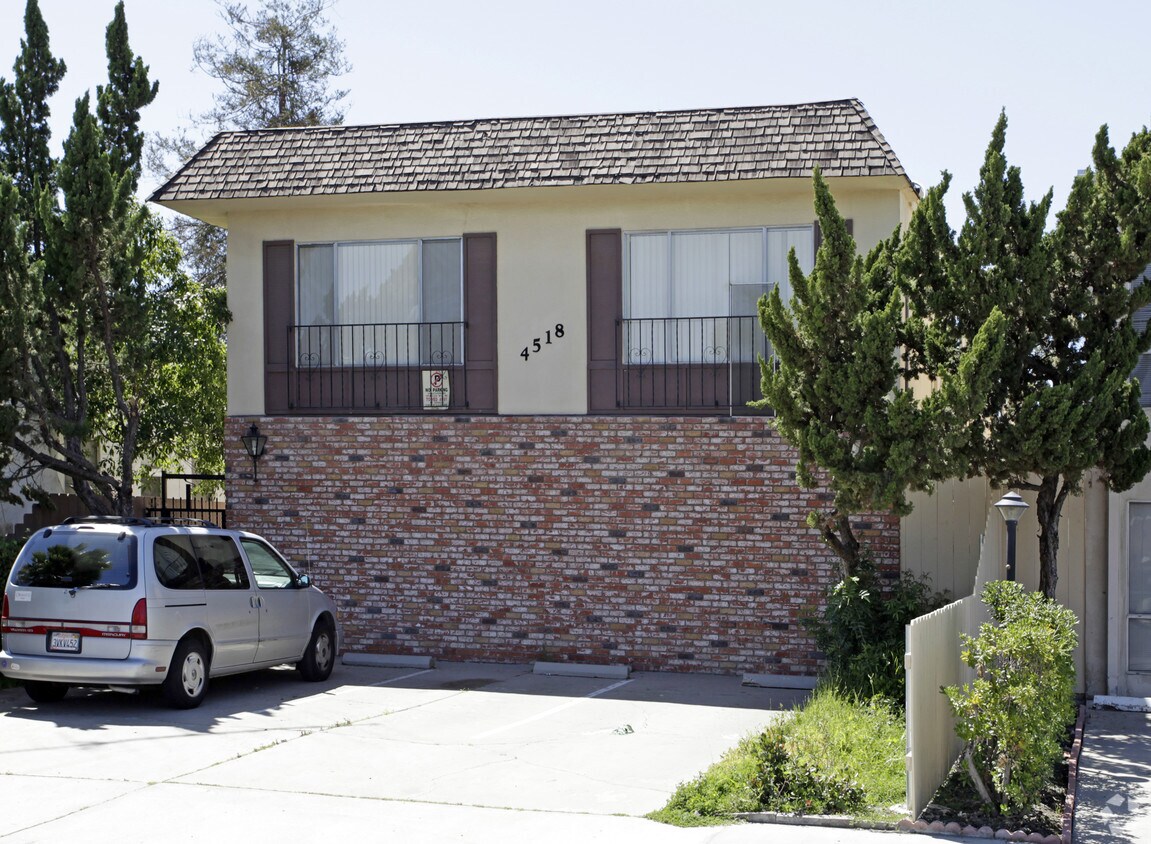 Primary Photo - 4518 Winona Ave