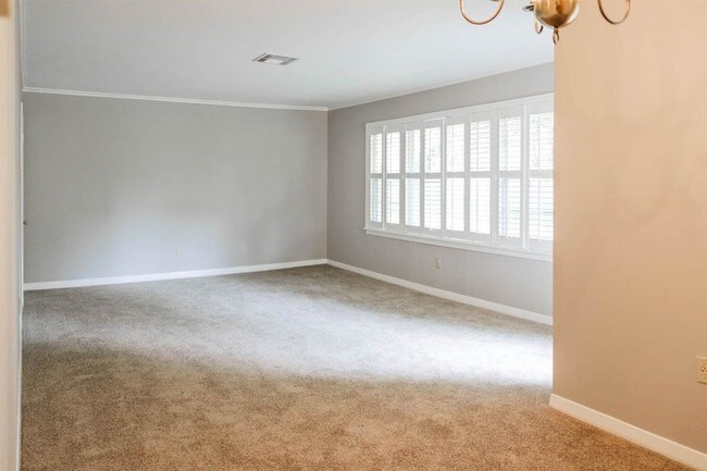 Foto del edificio - 1329 Voss Rd