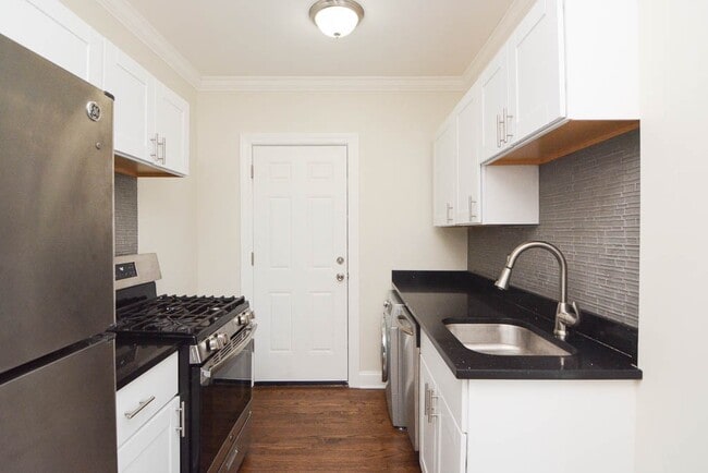 Building Photo - 3821 N Greenview Ave