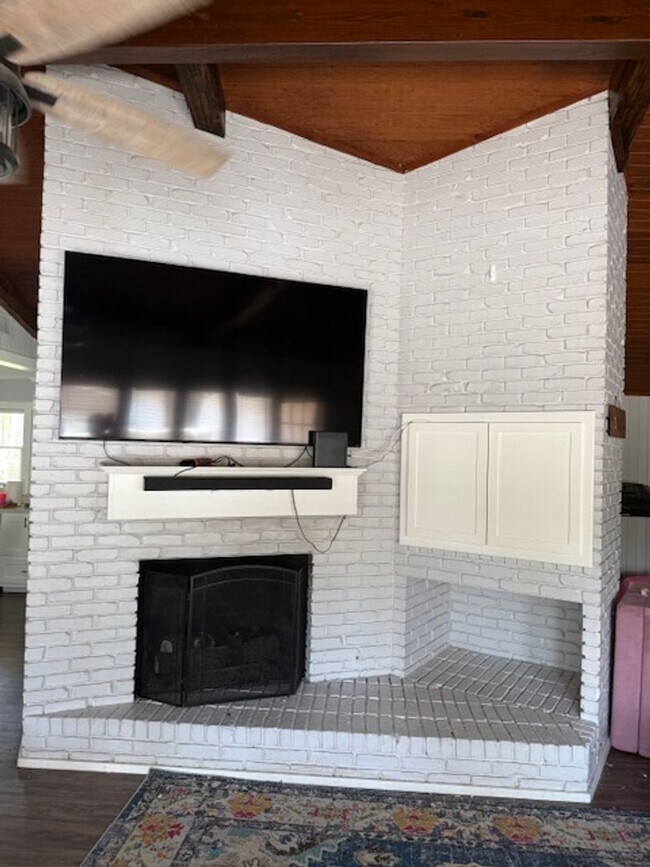 Building Photo - 902 N Texas St