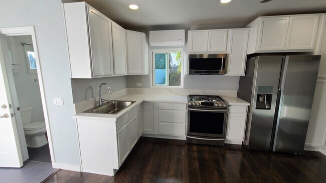 Building Photo - 1005 La Solana Dr