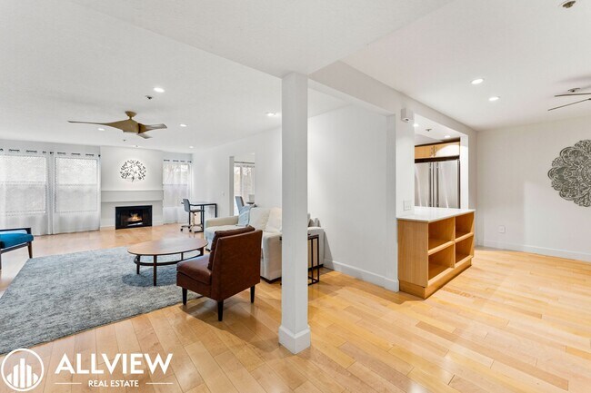 Foto del edificio - Fully Furnished Condo (2 Bed/2 Bath + Den) Nestled in the Coveted Newport Heights Community!