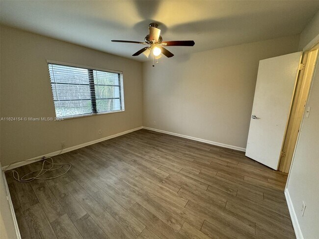 Building Photo - 3123 Oakland Shores Dr
