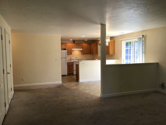 Building Photo - P0060 - 522-524 Briarwood Dr. (HW)