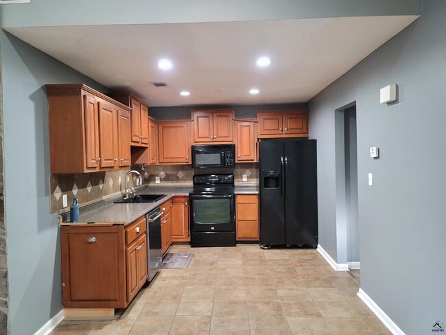 Building Photo - 211 Somerset Dr