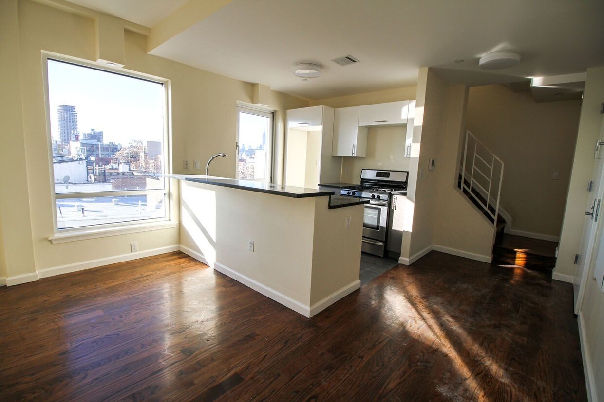 Foto principal - 287 McGuinness Blvd