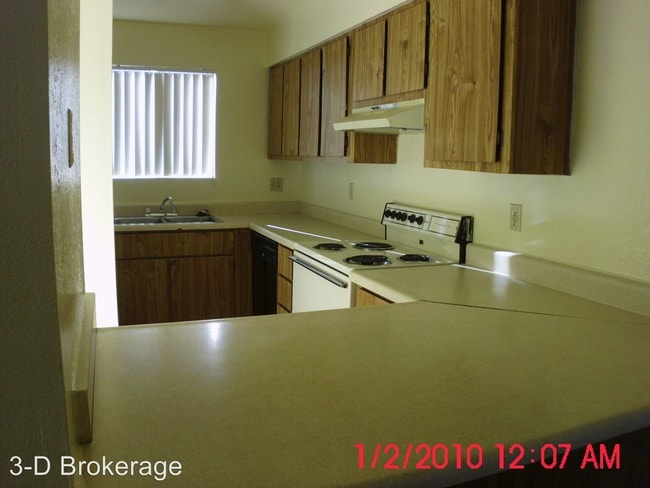 Building Photo - 1545 N Santa Rita Ave