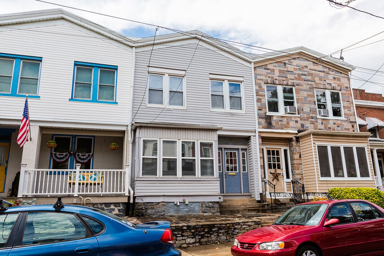 Front of home - 916 Lititz Ave