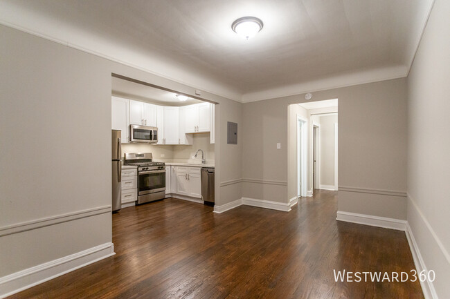 Building Photo - Updated 2 bed/1 bath in West Rogers Park