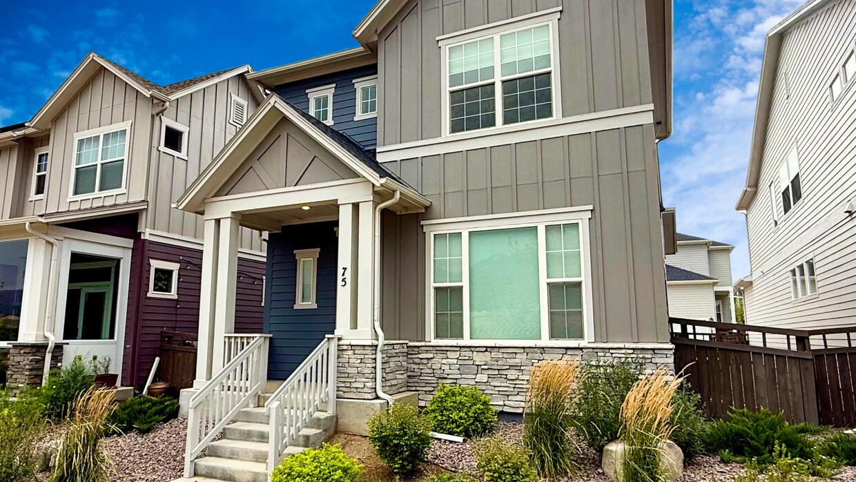 Foto principal - Modern Single-Family Home in Desirable Gol...