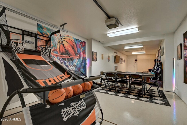 Building Photo - 1027 W 19th St