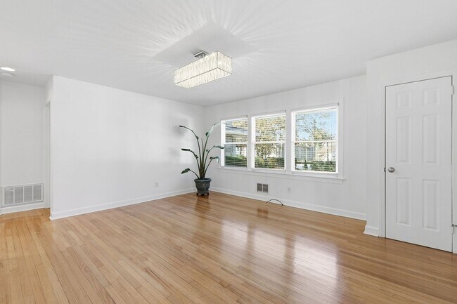 Building Photo - Charming 1BR Duplex in Raleigh