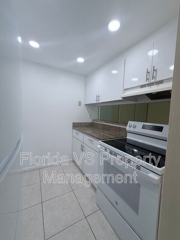 Foto del edificio - 925 W Oak Ridge Rd