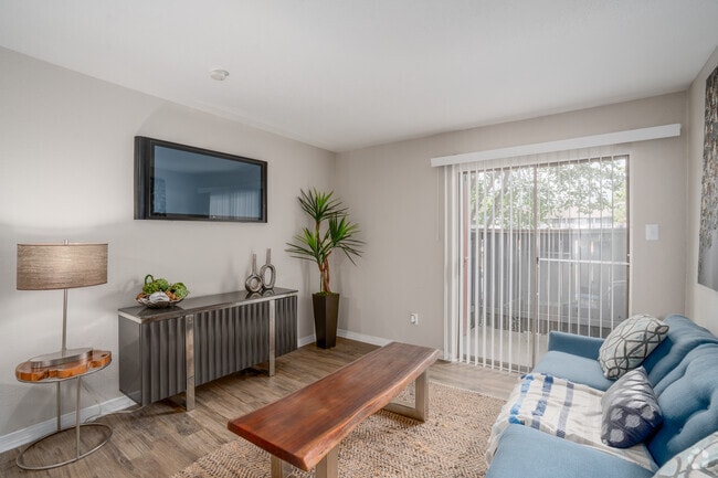 1BR, 1BA - 578SF - Living Room - Carmel Creek