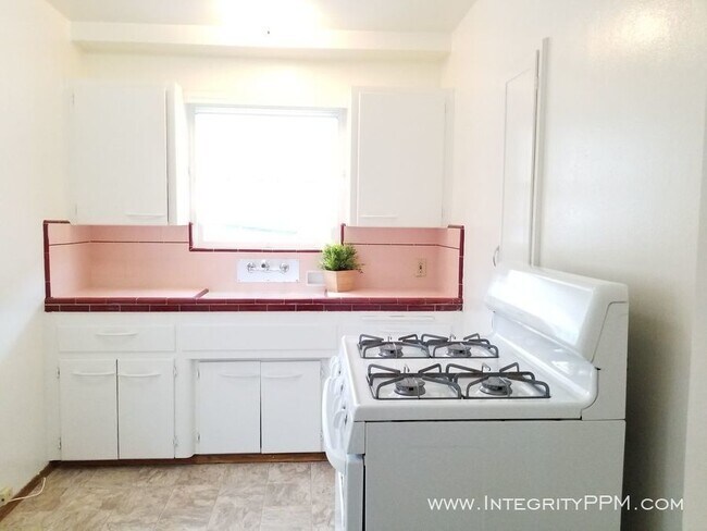 Building Photo - Kensington- Charming Studio Cottage