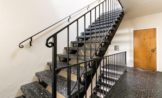 Otro - 1770 N Point St