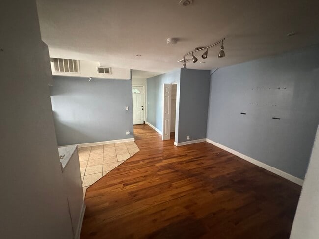 Building Photo - 3233 W Pierce Ave