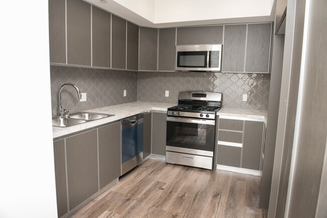 Building Photo - 429 N Hayworth Ave