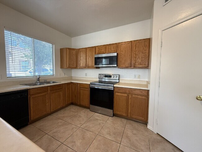 Building Photo - "Spacious 3-Bedroom Gem with 2.5 Baths in ...