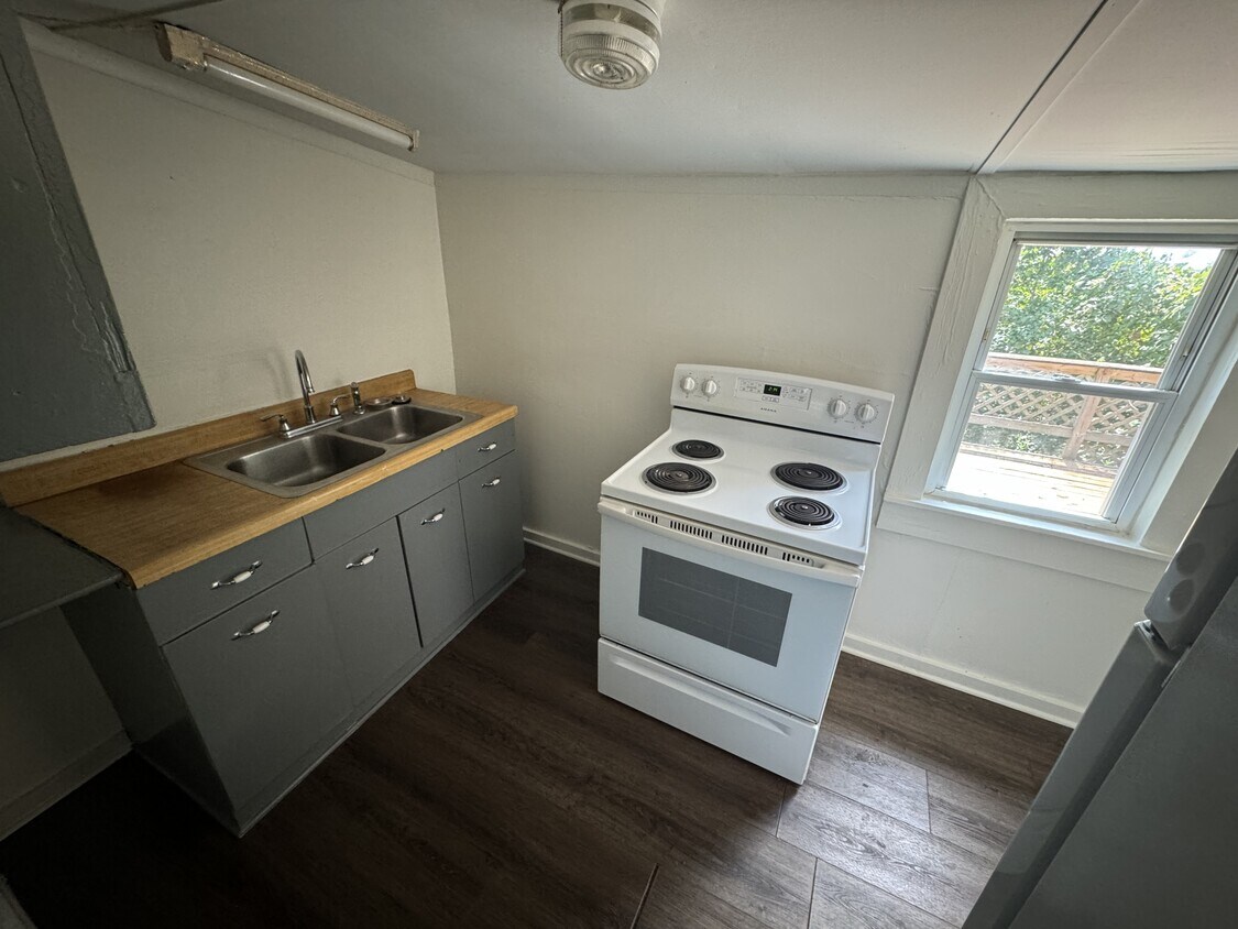 Building Photo - 854 Youngs Ln