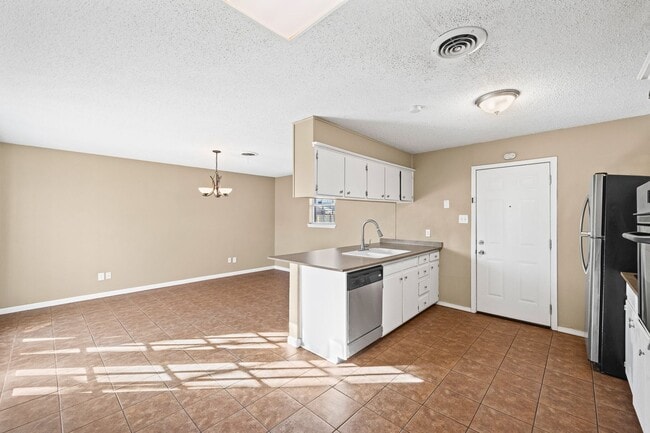 Foto del edificio - 3 Bedroom, 2 Bath, & 1 Car Garage in Quiet...