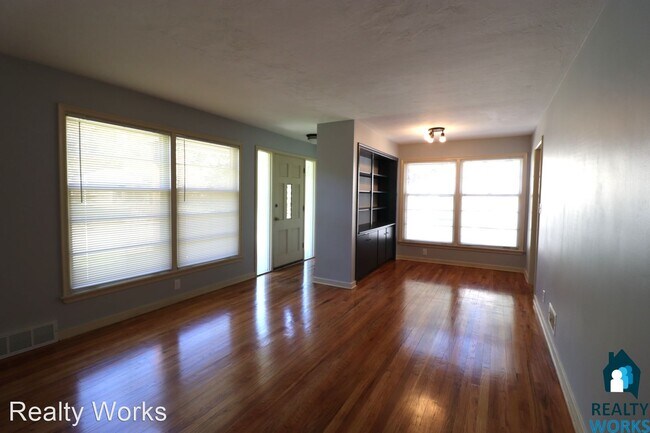 Building Photo - 3 br, 1 bath House - 410 N Cotner Blvd