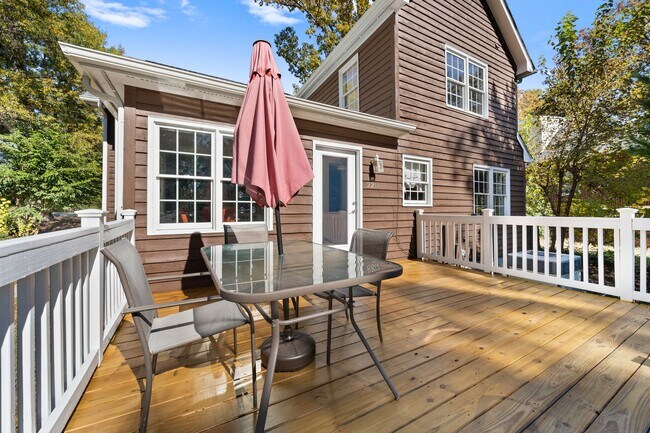 Building Photo - Charming 2 Bedroom + 2 Bath home just 5 mi...