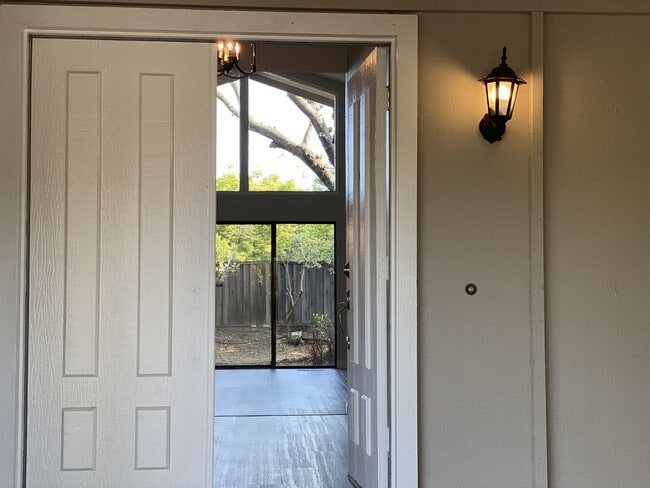 Foto del edificio - ALMADEN VALLEY - Spacious single story home with fenced yard, great location