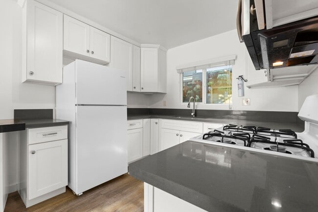 Interior Photo - BEAUTIFUL Studio in Inglewood !!