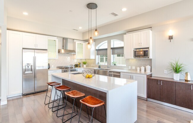 Foto del edificio - Spacious & Stunning Luxury 4bed/4bath Town...