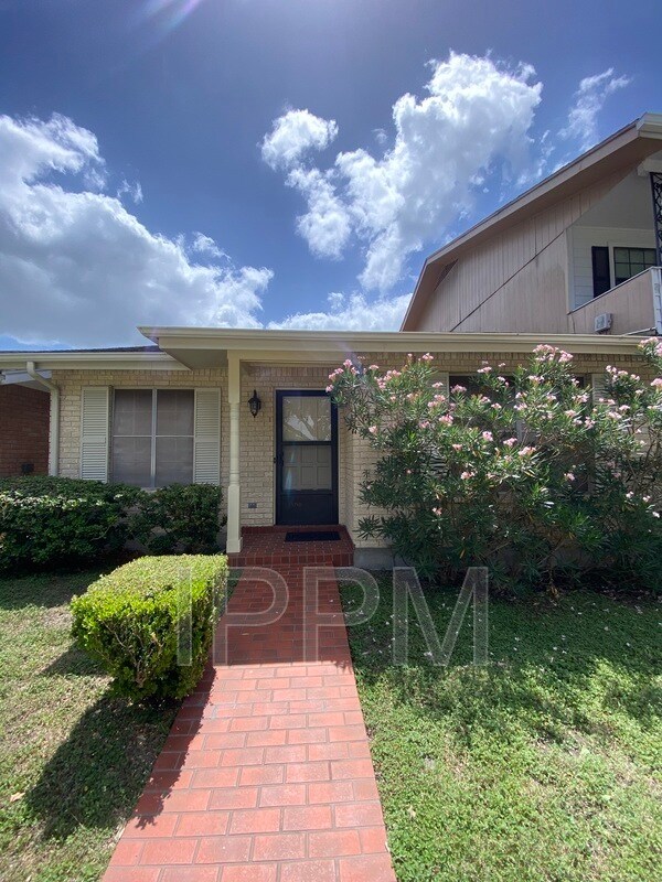 Foto principal - 1710 Palm Valley Dr W